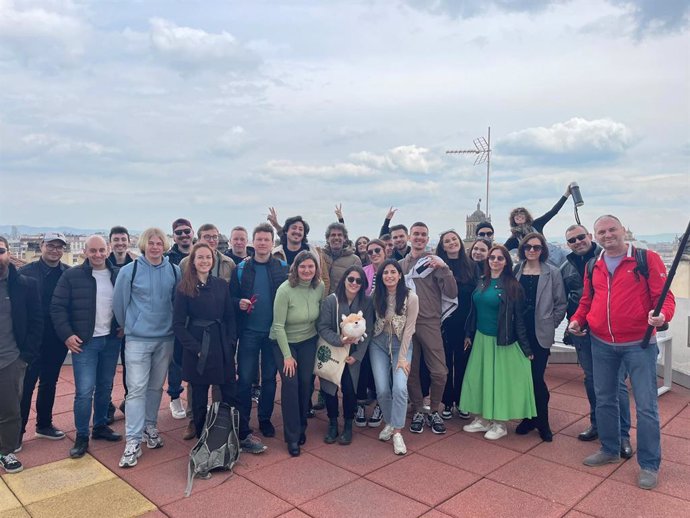 Carmen María Arcos (centro), con los trabajadores juveniles que han visitado la sede del IAJ.