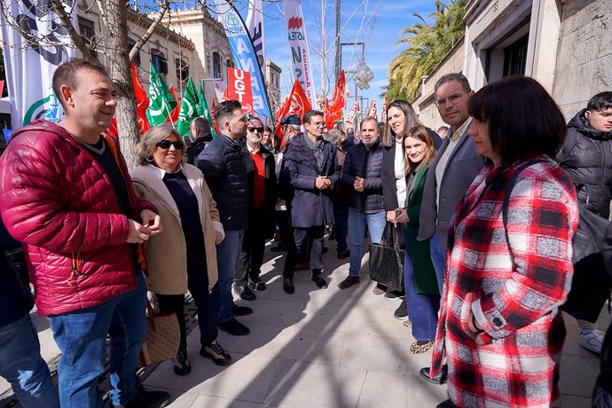 Representantes del PSOE en una concentración de los sindicatos ante la Normal, donde está Educación de la Junta