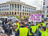 Más de cien agricultores apoyan al tercer citado a declarar por la protesta en La Aljafería de Zaragoza