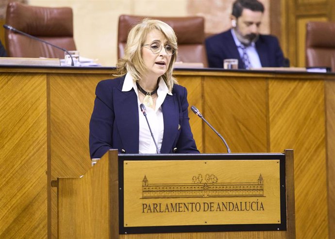 La diputada del PP-A Pilar Pintor interviene en el Pleno del Parlamento andaluz.