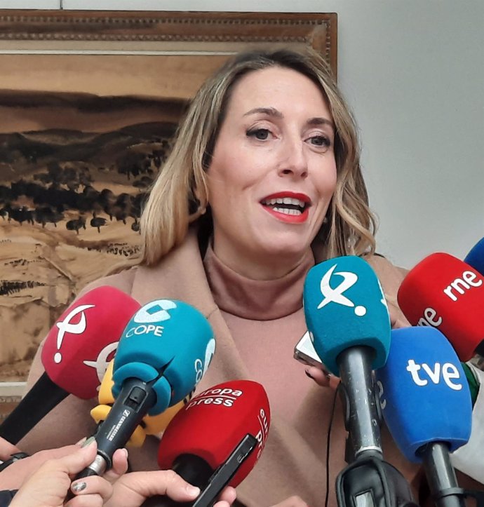 La presidenta de la Junta de Extremadura, María Guardiola, en declaraciones a los medios de comunicación en la Asamblea