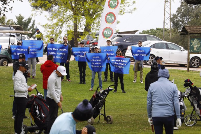 Un grupo de activistas interrumpen en la primera jornada del Circuito PGA Spain Golf Tour.