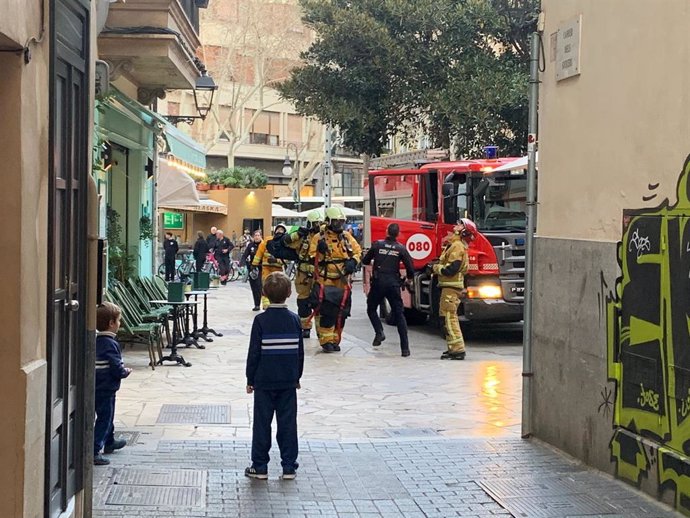 Efectivos actuando en el momento del incendio.