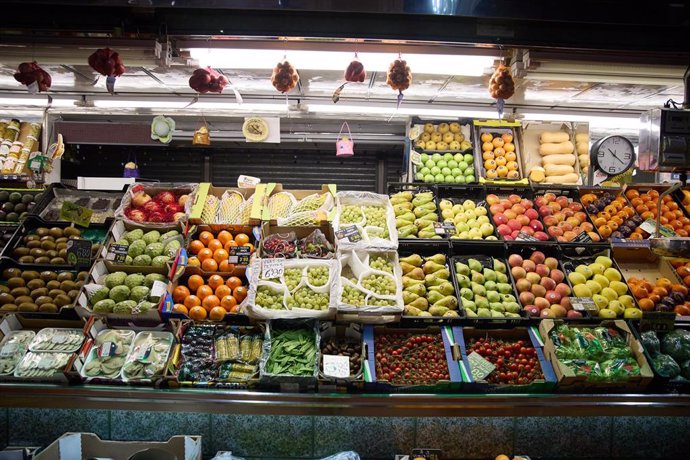 Archivo - Expositor de una frutería en un mercado.