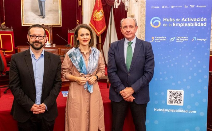 El director de la Fundación Santa María la Real, Álvaro Retortillo, el director de la Fundación Iberdrola España, Ramón Castresana, y la teniente de alcalde de Desarrollo Económico y Fomento del Empleo del Ayuntamiento de Cádiz, Beatriz Gandullo.