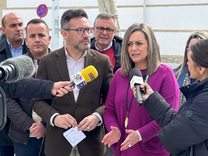José Antonio Romero y María Jesús Serrano atienden a los medios en Baena.