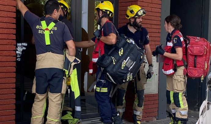 Archivo - Bomberos de Sevilla en una imagen de archivo durante una actuación