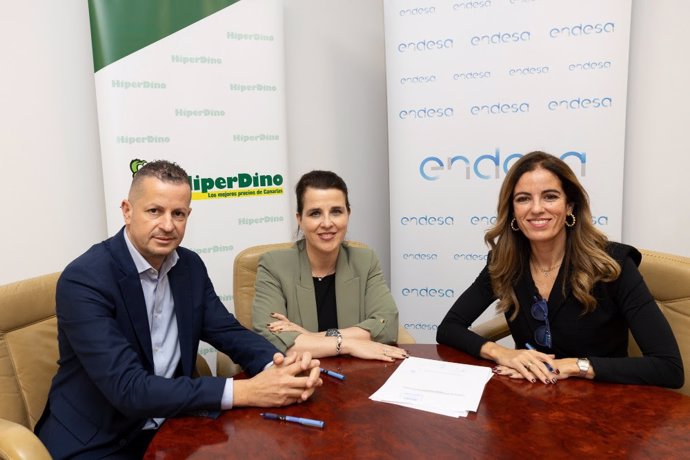 De izquierda a derecha: Rubén Molowny, director de Mantenimiento y Gestión Energética de HiperDino; Elena Bernárdez, directora de movilidad eléctrica de Endesa; Olivia Llorca, directora general de la cadena.