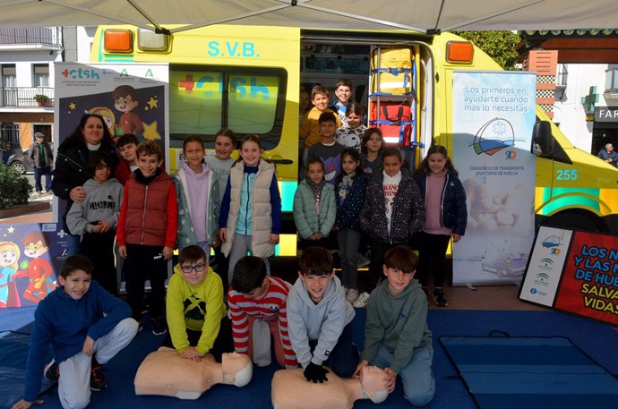 Niños de Gibraleón (Huelva) se forman en RCP y primeros auxilios.