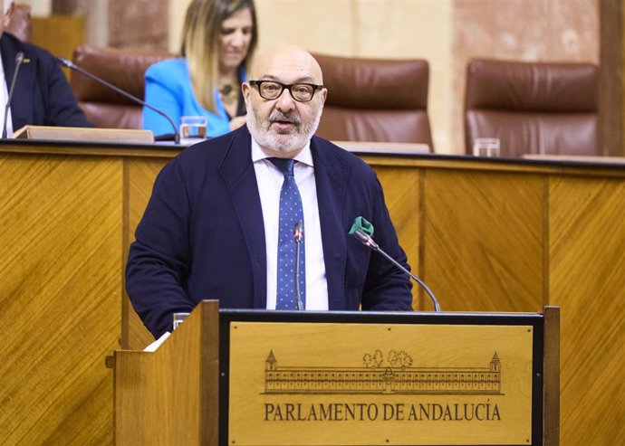 El diputado Vox Alejandro Hernández, este jueves en el Pleno del Parlamento en defensa de la moción sobre agricultura.