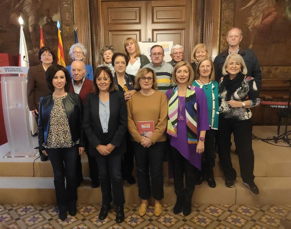La vicepresidenta de la DPZ, Teresa Ladrero; la diputada provincial Charo Lázaro; la autora de "Las mujeres que fuimos", Marian Rebolledo; y la diputada provincial Manuela Berges, en primera fila, junto a personas que han colaborado en el libro.