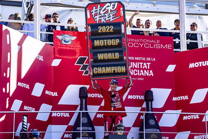 Archivo - Francesco Bagnaia celebra su título de campeón del mundo de MotoGP en 2023