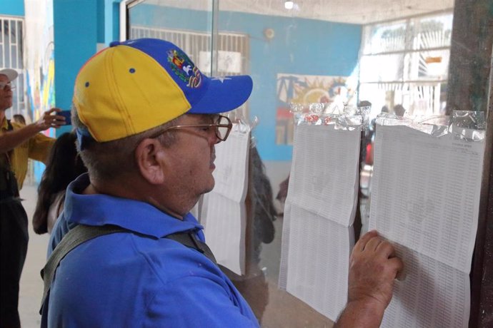 Archivo - Un ciudadano venezolano revisa el censo electoral antes de votar