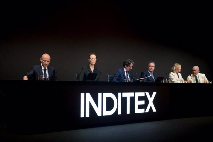 Archivo - El consejero delegado de Inditex, Óscar García Maceiras (1i), y la presidenta de Inditex, Marta Ortega (2i), durante la junta general de accionistas de Inditex, a 11 de julio de 2023, en Arteixo, A Coruña, Galicia (España). 