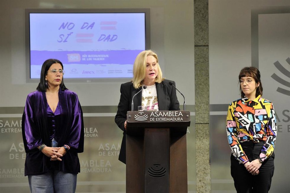 Archivo - Diputadas del PSOE, PP y Unidas por Extremadura leen el manifiesto con motivo del Día Internacional de la Mujer