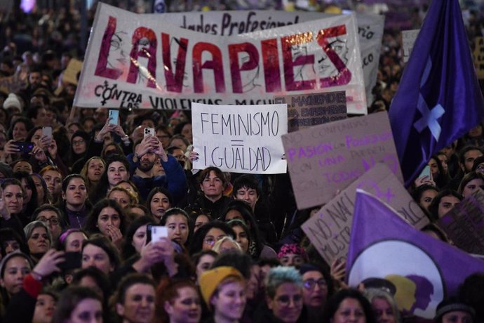 Archivo - Miles de mujeres durante una manifestación convocada por la Comisión 8M, por el 8M, Día Internacional de la Mujer, a 8 de marzo de marzo de 2023, en Madrid (España). 