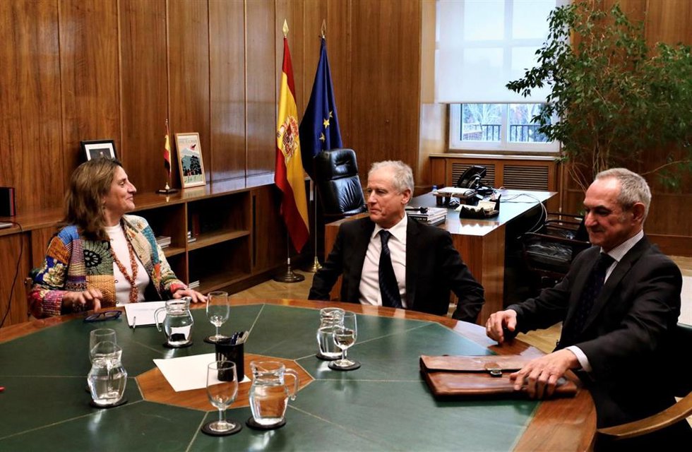 La Ministra Para La Transición Ecológica Y El Reto Demográfico, Teresa Ribera, Y El Consejero De Industria De Cantabria, Eduardo Arasti