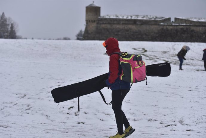 Archivo - Una persona camina por la nieve, a 10 de enero de 2024, en Jaca, Huesca, Aragón (España). 