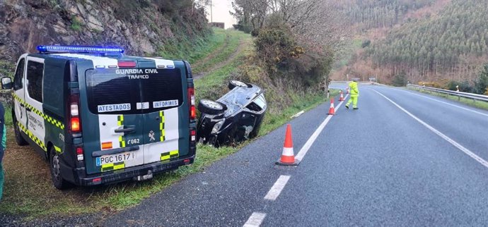 Un conductor resulta herido en Riotorto (Lugo) tras salirse de la carretera con su coche, que acabó volcado