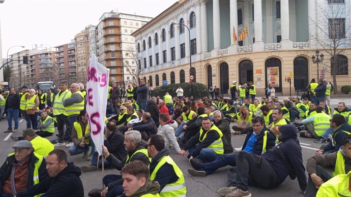 Movilización de agricultores en Zaragoza contra la detención de tres agricultores que participaron en la movilización del 1 de marzo en el Palacio de La Aljafería.