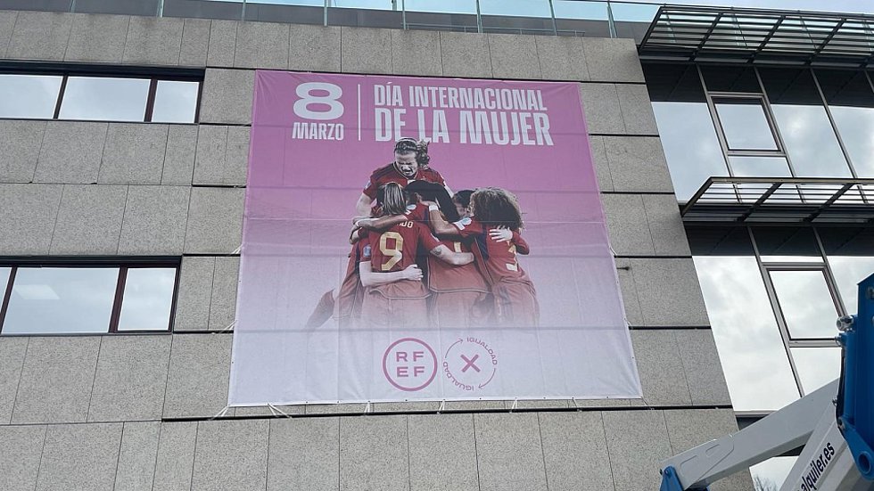 La RFEF visibiliza el 8 de marzo vistiendo su fachada con el homenaje a las mujeres