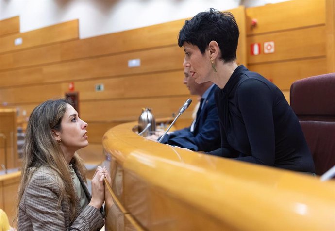 La ministra de Inclusión, Seguridad Social y Migraciones, Elma Saiz (d), conversa durante la comisión de su departamento en el Senado, a 7 de marzo de 2024, en Madrid (España). 
