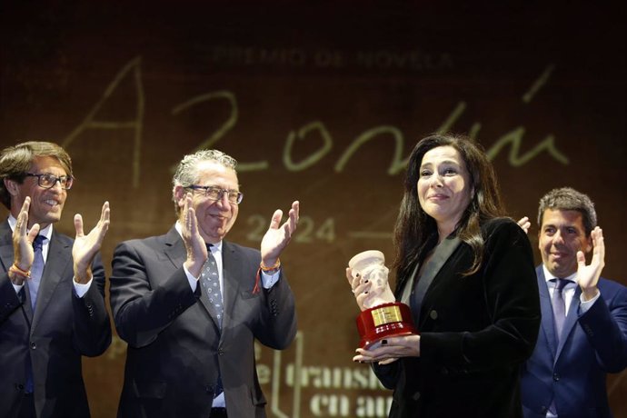 Cristina López Barrio gana el Premio Azorín de Novela 2024 con su obra 'La tierra bajo tus pies'