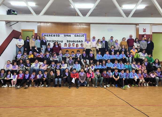Alumnos participantes en la iniciativa 'Merezco una calle'.