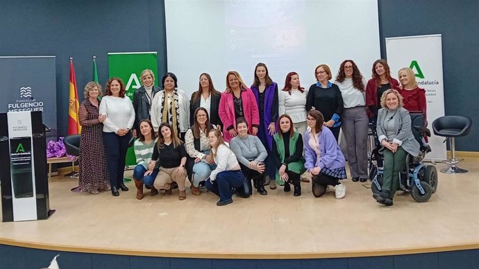 Foto de familia del acto con motivo del Día Internacional de la Mujer en Jaén.
