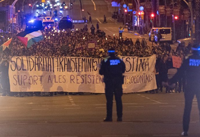 Unes mil persones es manifesten a Barcelona en "solidaritat transfeminista" amb Palestina.