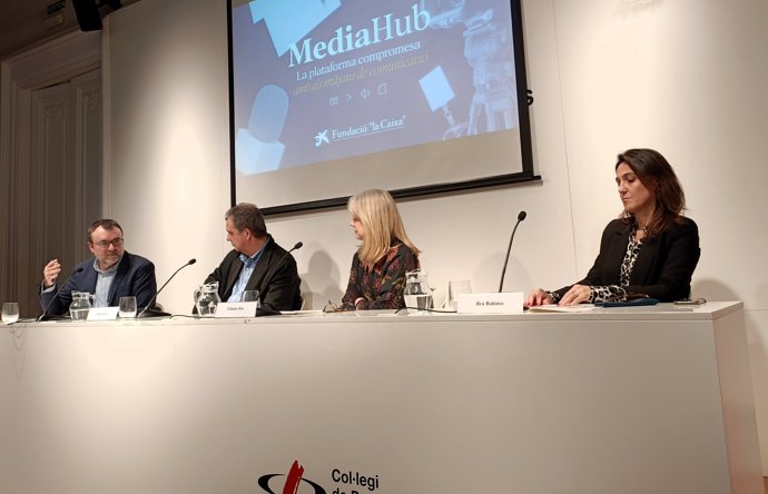 Los periodistas Ismael Nafría e Enric Sierra y Elianne Ros y Bea Bahima (Fundació La Caixa) presentan el portal MediaHub de la fundación, en Barcelona (Catalunya, España) el 7 de marzo de 2024