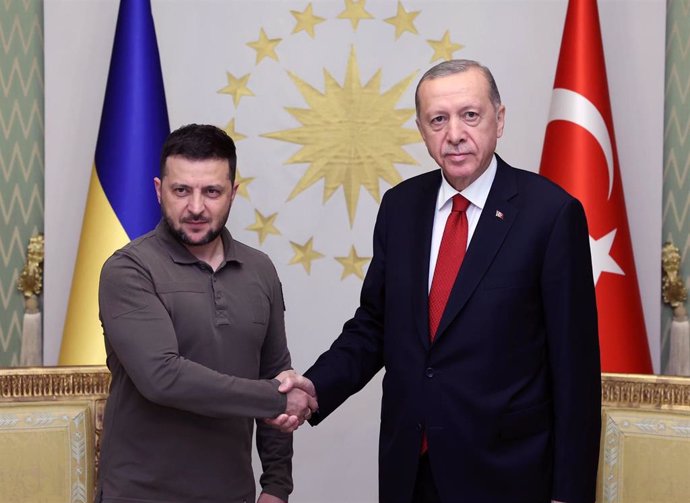 Archivo - El presidente de Ucrania, Volodimir Zelenski, junto a su homólogo turco, Recep Tayyip Erdogan