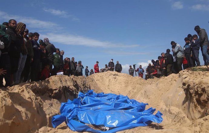 Funeral de palestinos en la ciudad de Rafá muertos por los bombardeos israelíes