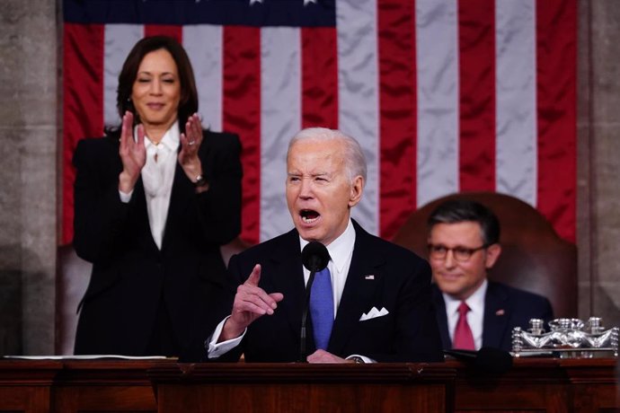 El presidente de EEUU, Joe Biden, durante el discurso del Estado de la Nación en el Capitolio. Detrás, la vicepresidenta, Kamala Harris, y el presidente de la Cámara de Representantes, Mike Johnshon