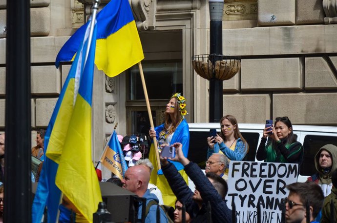 Archivo - April 23, 2022, New York, New York, United States: Demonstrator holds a Ukranian flag at Bowling Green Park in New York City to stand in Solidarity with Ukraine on April 23, 2022.