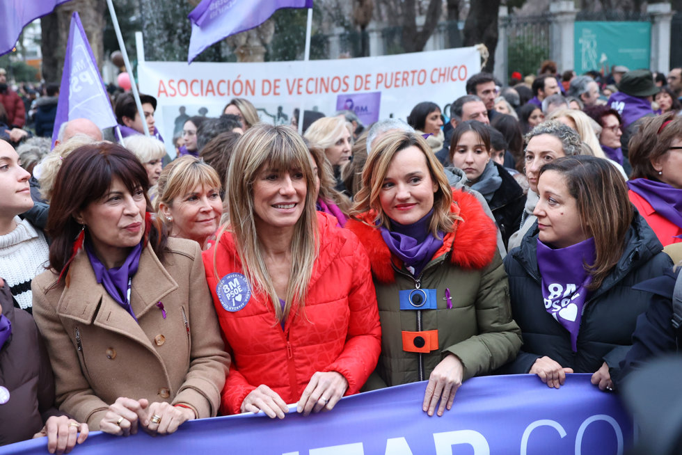 La ministra de Igualdad, Ana Redondo (2i), la mujer del presidente del Gobierno, Begoña Gómez (c), y la ministra de Educación, Formación Profesional y Deportes, Pilar Alegría (2d), durante la manifestación convocada por la Comisión 8M 