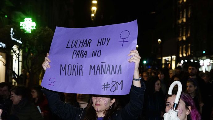 Archivo - Una mujer con un cartel durante la manifestación convocada por Feminismo Unitario de Vigo, a 8 de marzo de marzo de 2023, en Vigo