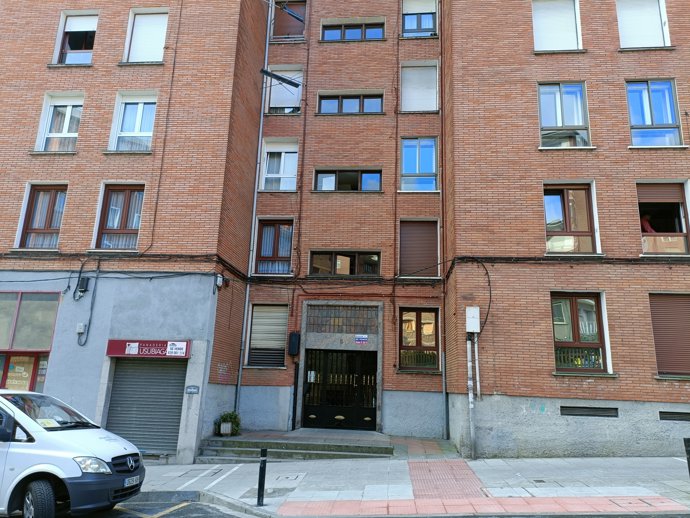 Imagen de la vivienda de Basauri (Bizkaia) en la que se ha hallado el cuerpo sin vida de una mujer de edad avanzada y de su hijo