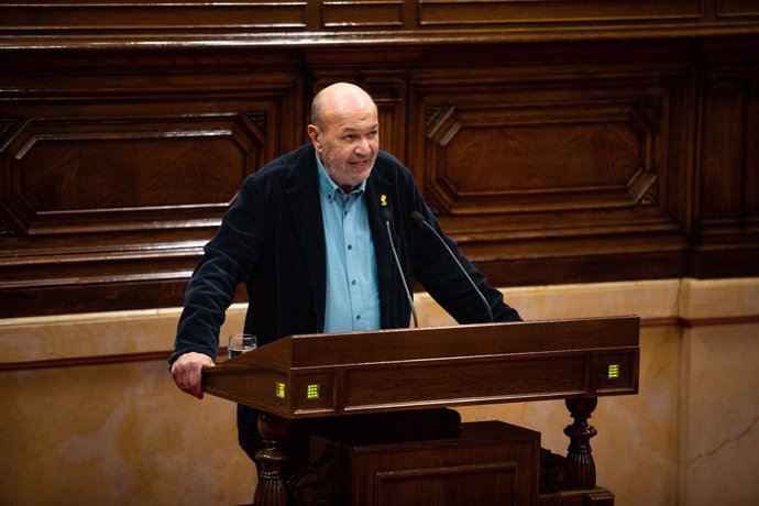 Archivo - El diputat dels comuns en el Parlament Joan Carles Gallego intervé durant una sessió plenària del debat final dels Pressupostos de la Generalitat 2023, en el Parlament