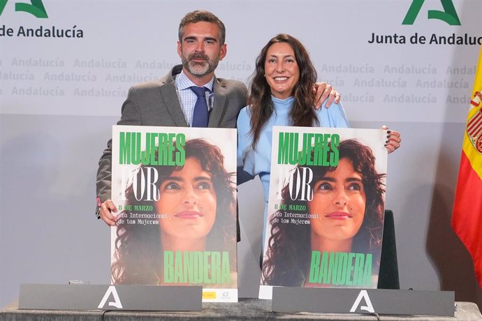 El consejero de Sostenibilidad, Ramón Fernández-Pacheco, y la consejera de Inclusión Social, Juventud, Familias e Igualdad, Loles López, en la presentación de la campaña por el 8M.