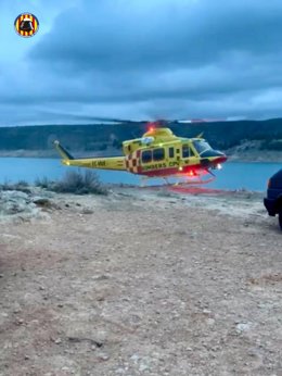 Helicóptero trasladado hasta el embalse