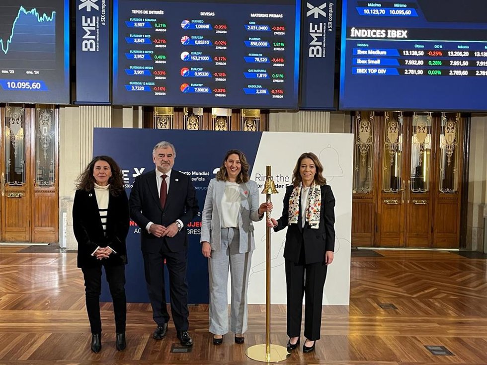 Toque de campana honorífico por el 8M. De izquierda a derecha: Beatriz Alonso-Majagranzas y Javier Hernani (BME), Cristina Sánchez (Pacto Mundial de Naciones Unidas España) y Monserrat Martínez Parera (CNMV)
