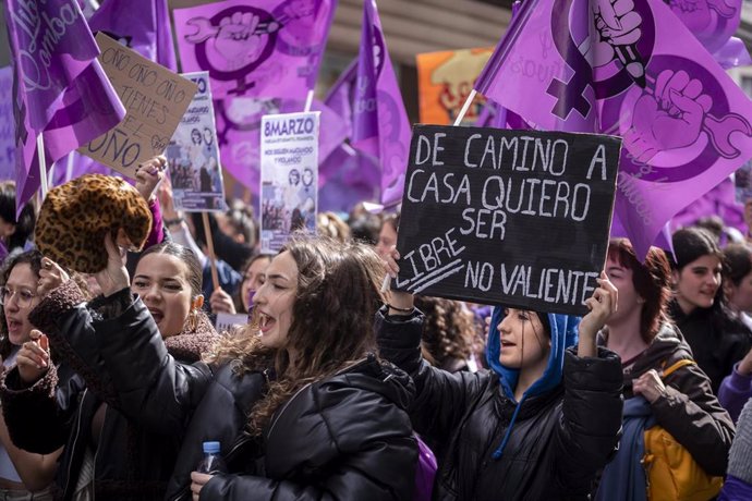 Archivo - Varias mujeres con pancartas durante una manifestación convocada por el Sindicato de Estudiantes y Libres y Combativas, por el 8M, Día Internacional de la Mujer