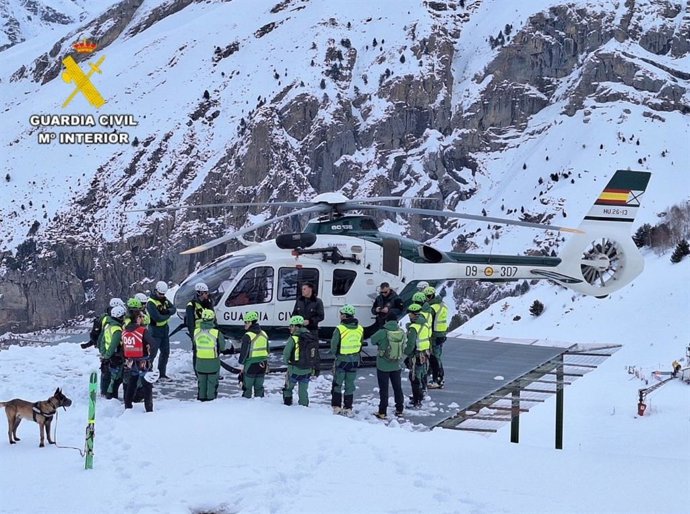 La Guardia Civil realiza en Panticosa (Huesca) un plan de instrucción de perros de búsqueda de personas