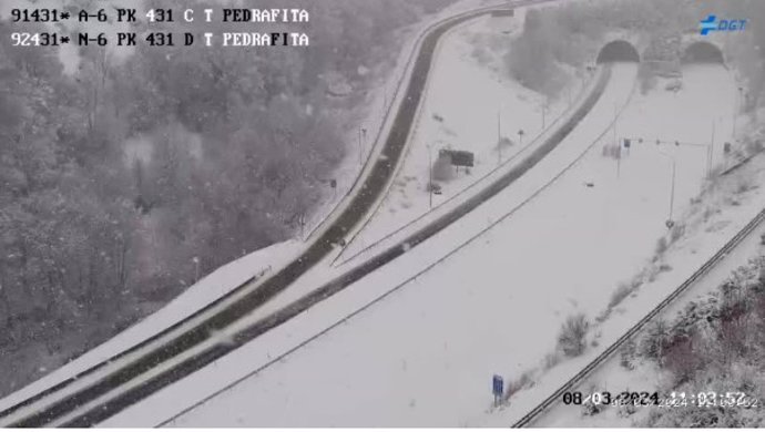 Carreteras nevadas en Pedrafita do Cebreiro (Lugo), donde se ha tenido que cortar al tráfico un tramo de la A-6 y uno de la LU-633, a 8 de marzo de 2024.