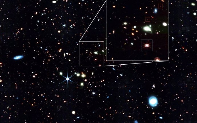 Imagen JWST del cuásar luminoso J1148+5251, unSMBH activo extremadamente raro de 10 mil millones de masas solares (caja azul). Dos “bebés quásares” (cajas rojas) sonVisto en el mismo conjunto de datos.