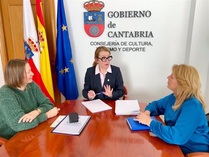 La Consejera De Cultura, Turismo Y Deporte, Eva Guillermina Fernández, Se Reúne Con La Alcaldesa De Entrambasaguas, María Jesús Susinos.