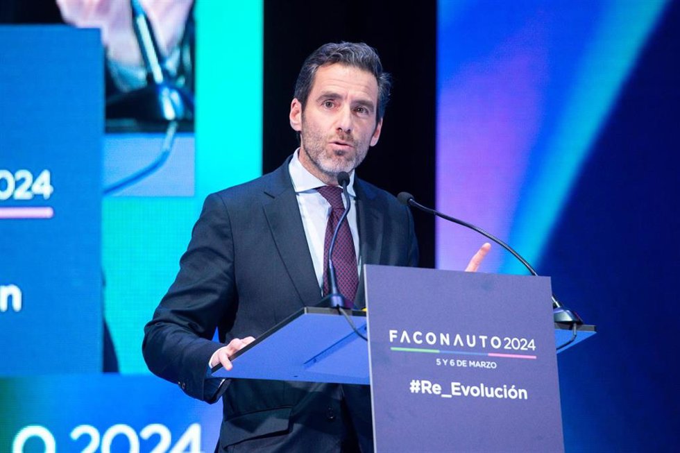 El vicesecretario de Cultura y portavoz del PP, Borja Sémper, interviene durante la inauguración del congreso anual de la empresa de concesionarios Faconauto, en el Palacio Municipal de Congresos de IFEMA Madrid, a 5 de marzo de 2024, en Madrid (España)