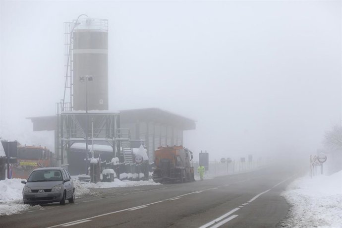 Archivo - Imagen de archivo de una carretera con nieve a los lados.