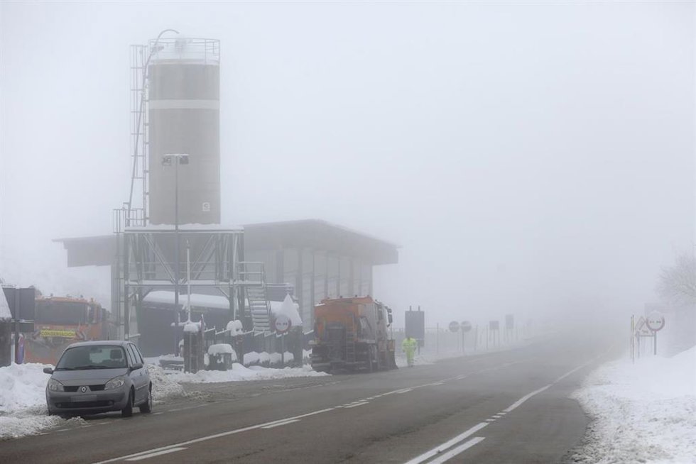Archivo - Imagen de archivo de una carretera con nieve a los lados.
